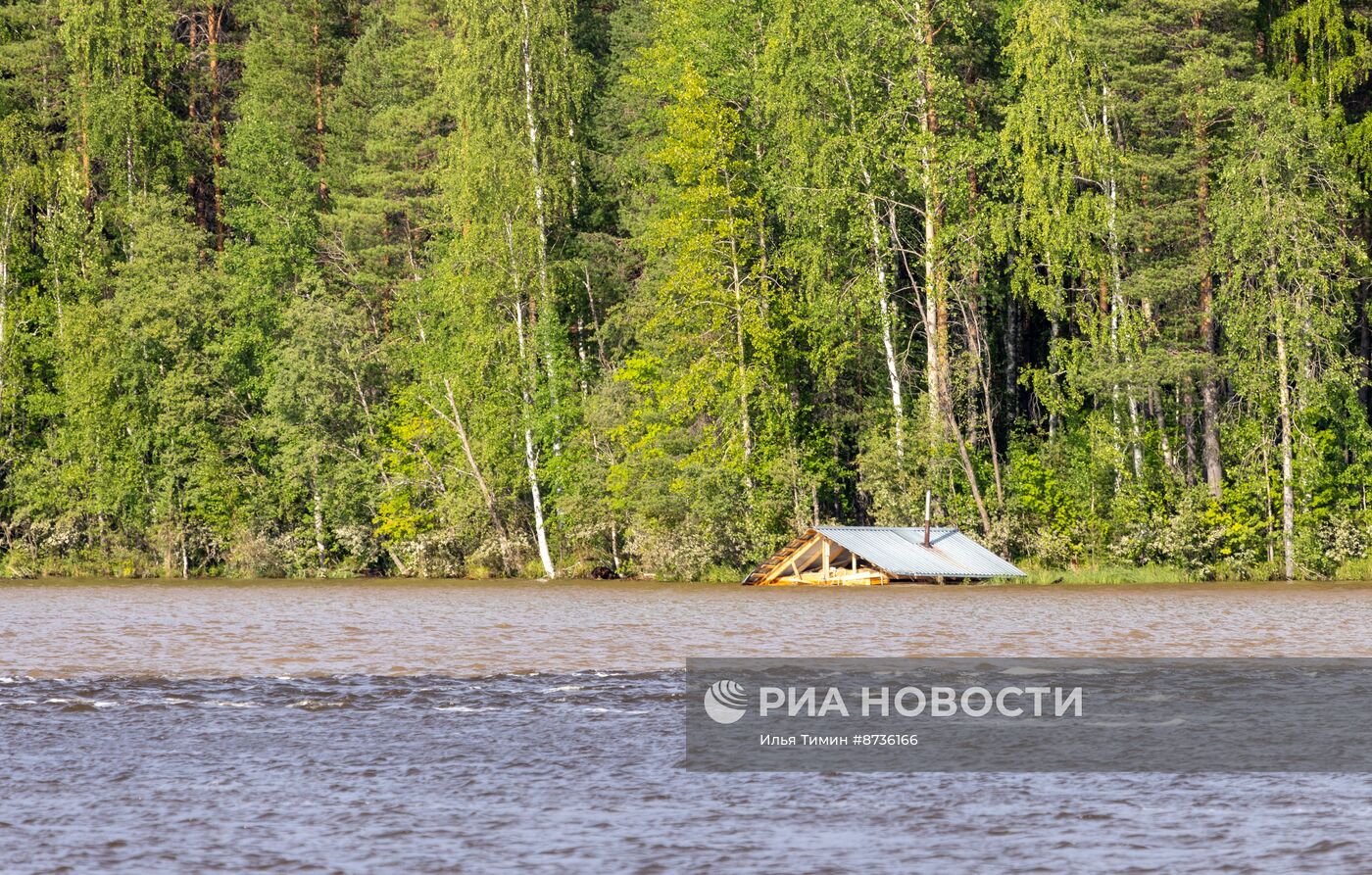 В Карелии на Беломорско-Балтийском канале прорвало дамбу