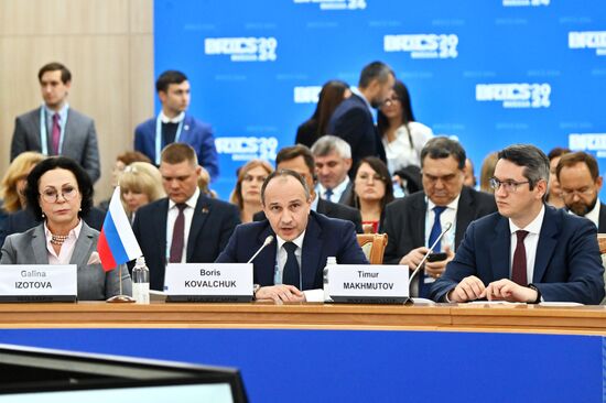 Встреча глав ВОА БРИКС на тему "Аудит устойчивого развития"
Слева направо:
Галина Изотова, заместитель председателя Счетной палаты РФ
Борис Ковальчук, председатель Счетной палаты РФ
Тимур Махмутов, директор департамента международного и регионального сотрудничества Счетной палаты РФ Место: Россия, Республика Башкортостан, Уфа. Автор: Кристина Кормилицына. Встреча глав ВОА БРИКС на тему "Аудит устойчивого развития"