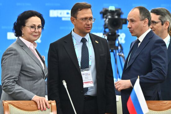 Встреча глав ВОА БРИКС на тему "Аудит устойчивого развития"
Слева направо:
Галина Изотова, заместитель председателя Счетной палаты РФ
Дмитрий Баско, первый заместитель председателя комитета государственного контроля Республики Беларусь
Борис Ковальчук, председатель Счетной палаты РФ
Место: Россия, Республика Башкортостан, Уфа. Автор: Кристина Кормилицына. Встреча глав ВОА БРИКС на тему "Аудит устойчивого развития"