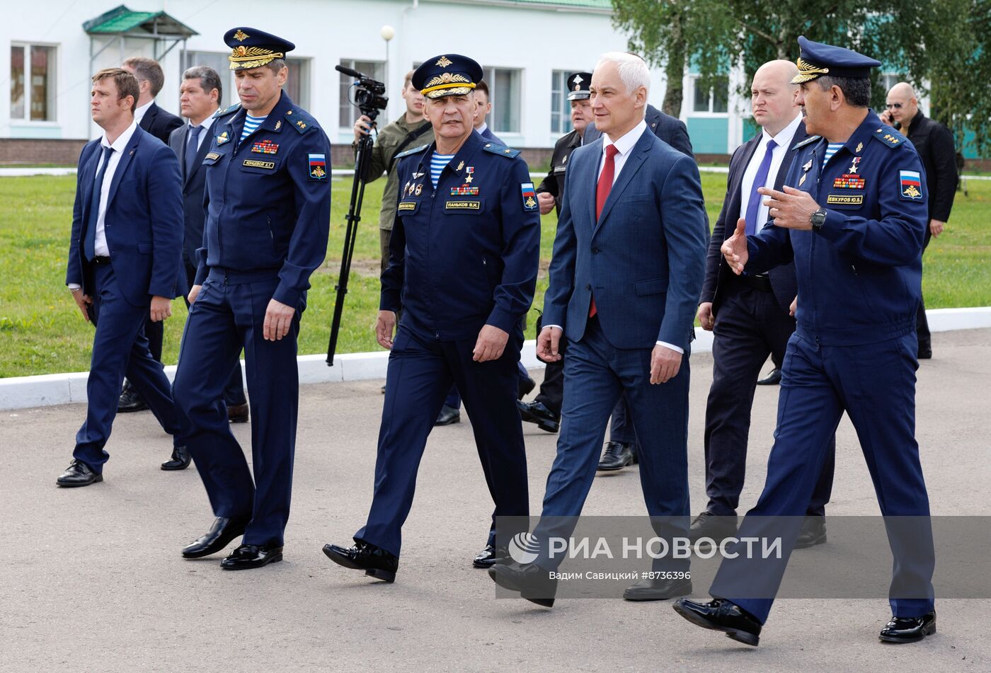 Министр обороны России А. Белоусов поздравил 45-ю бригаду спецназа ВДВ с юбилеем