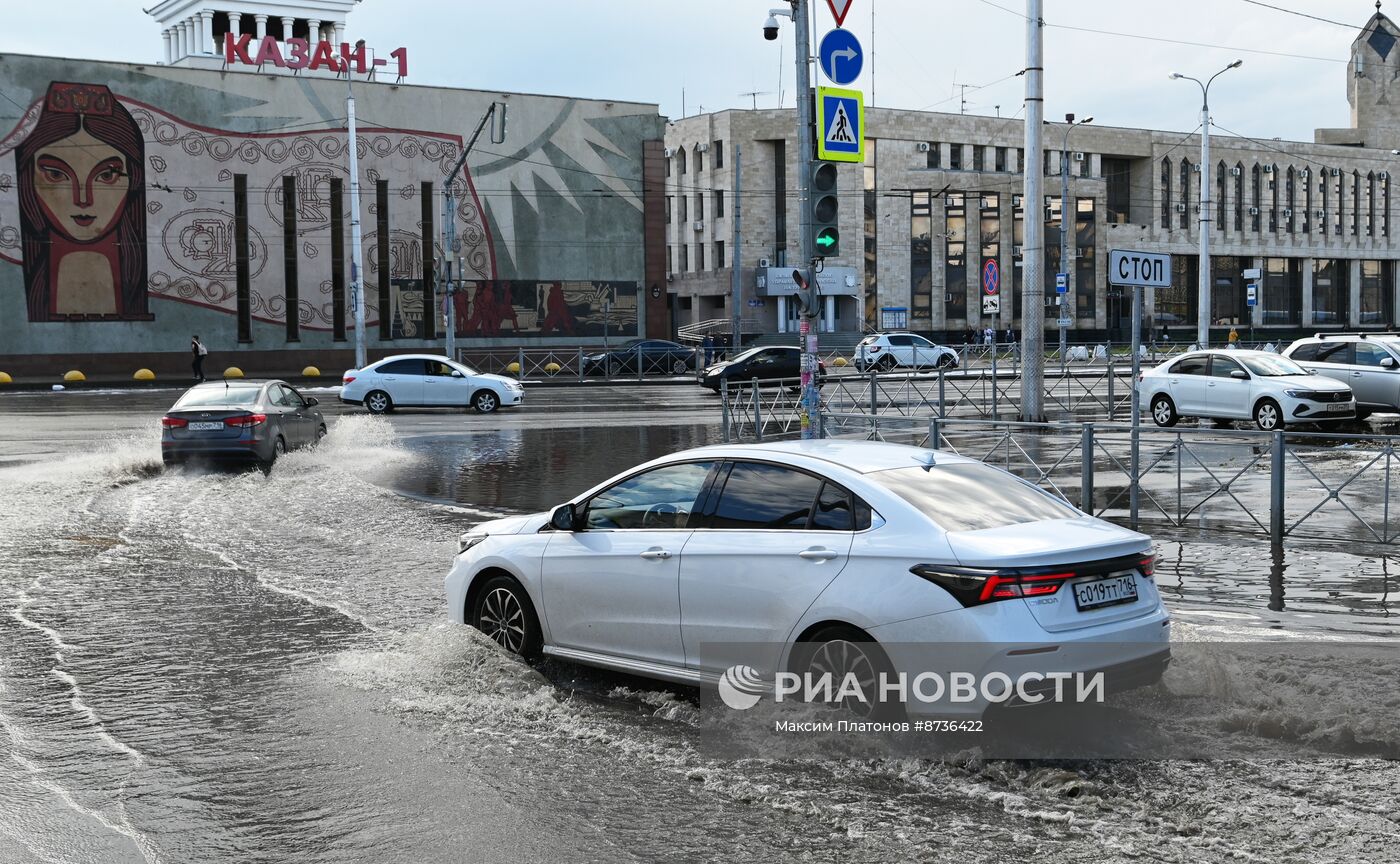 Сильный ливень с градом прошел в Казани