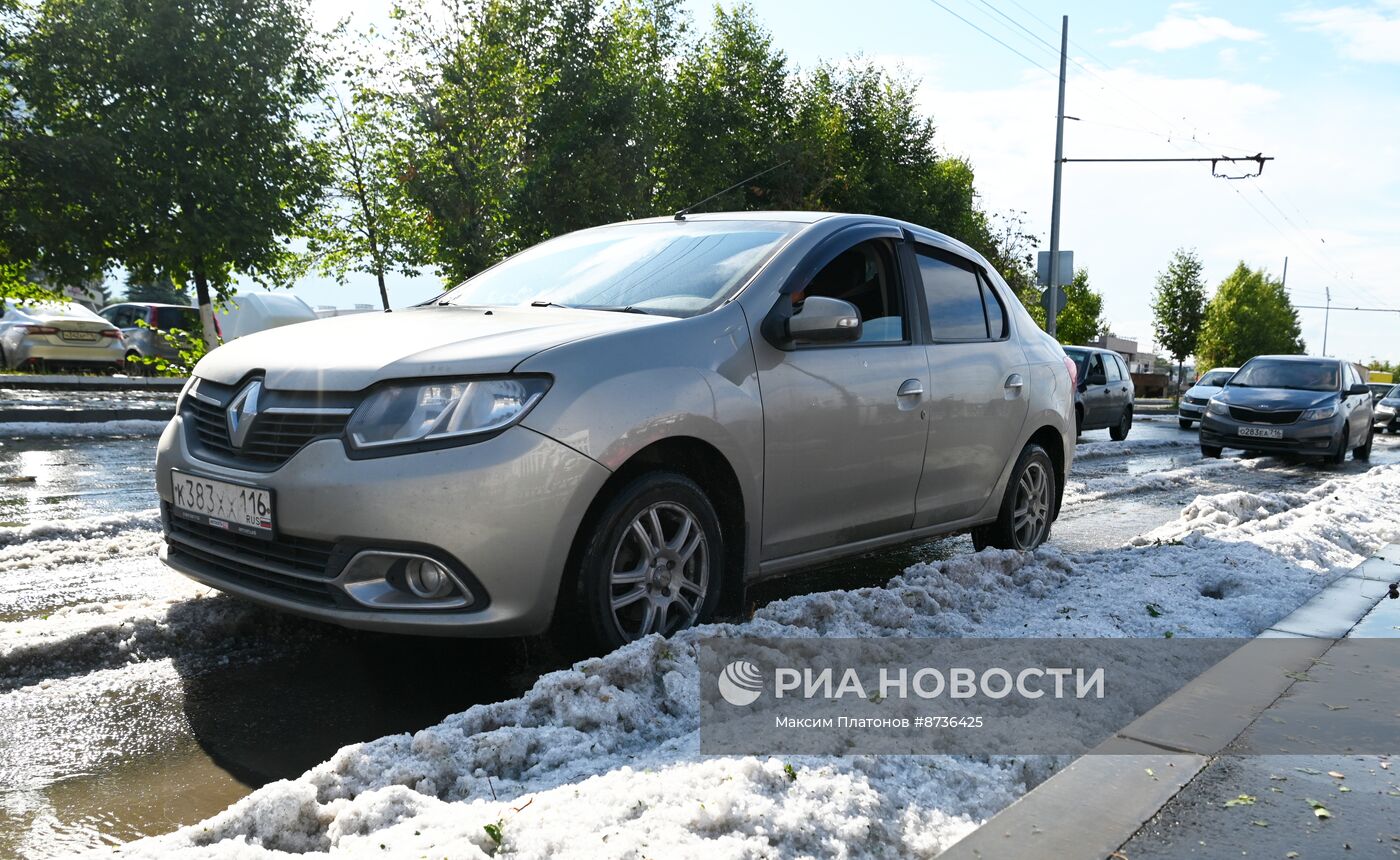 Сильный ливень с градом прошел в Казани