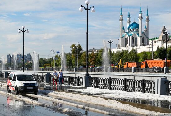 Сильный ливень с градом прошел в Казани