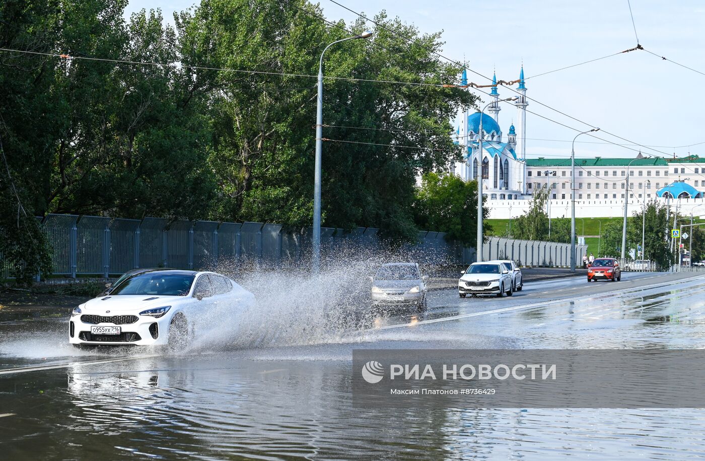 Сильный ливень с градом прошел в Казани