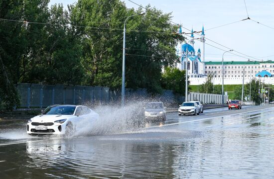 Сильный ливень с градом прошел в Казани