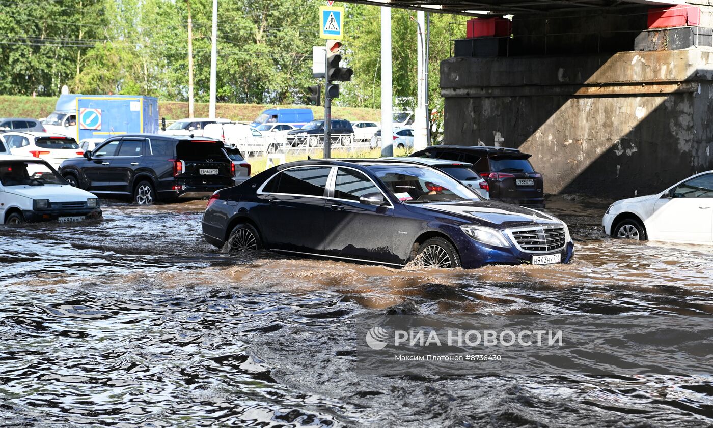 Сильный ливень с градом прошел в Казани