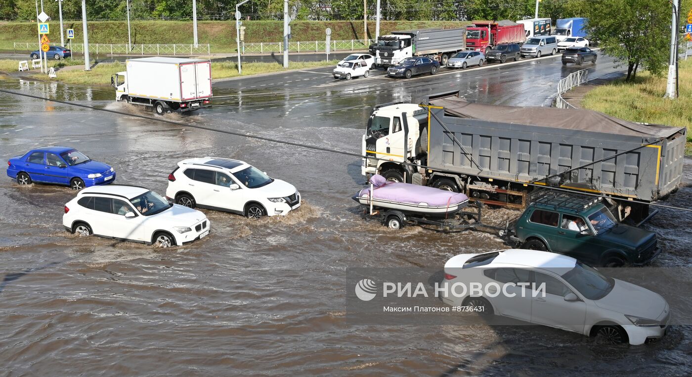 Сильный ливень с градом прошел в Казани