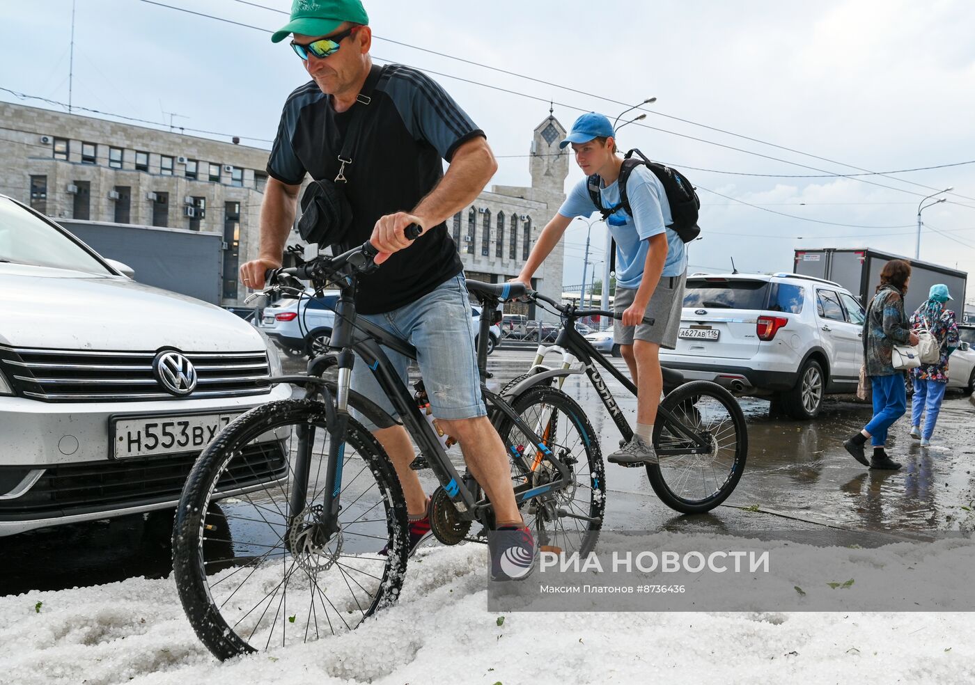 Сильный ливень с градом прошел в Казани