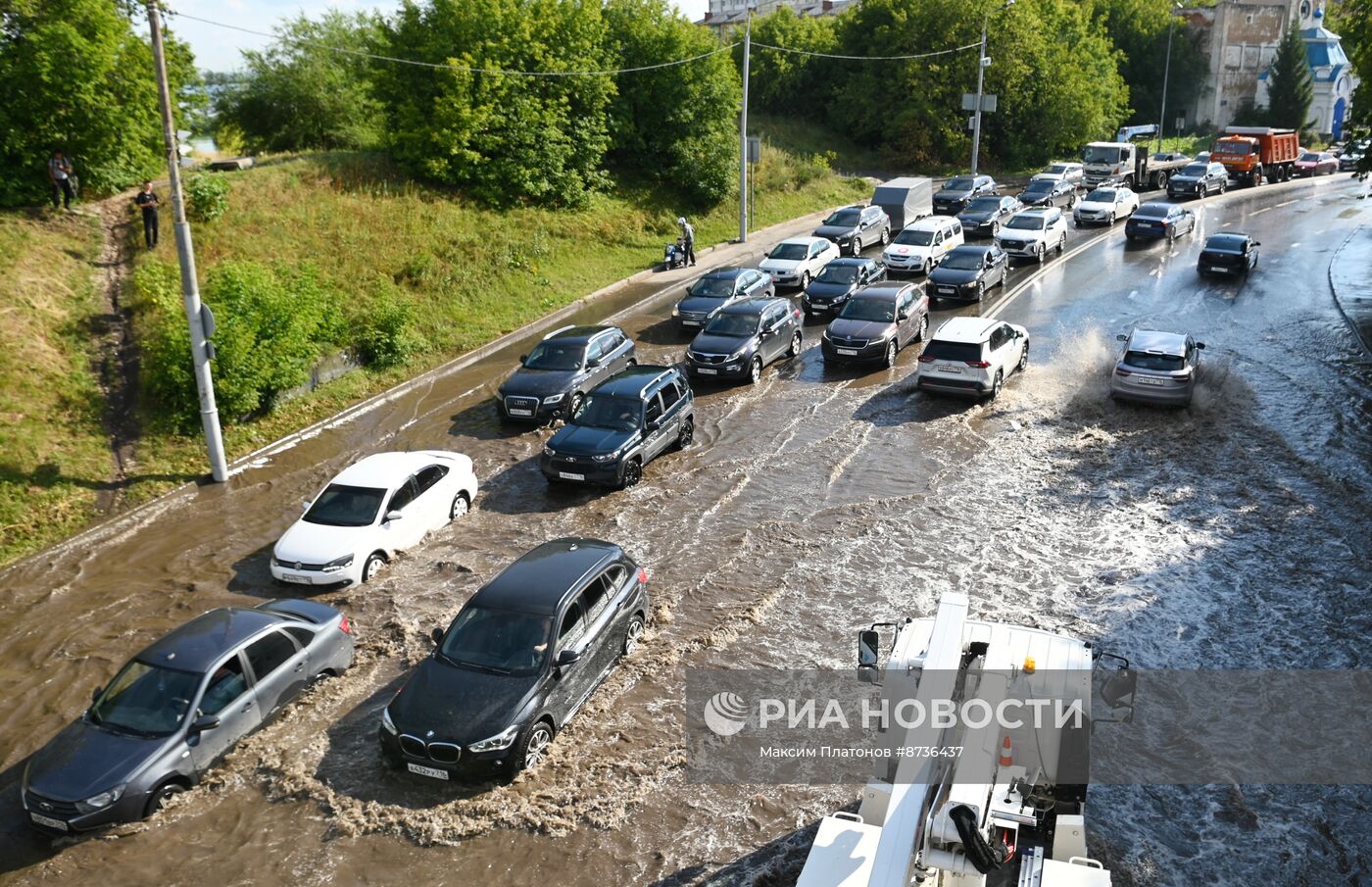 Сильный ливень с градом прошел в Казани