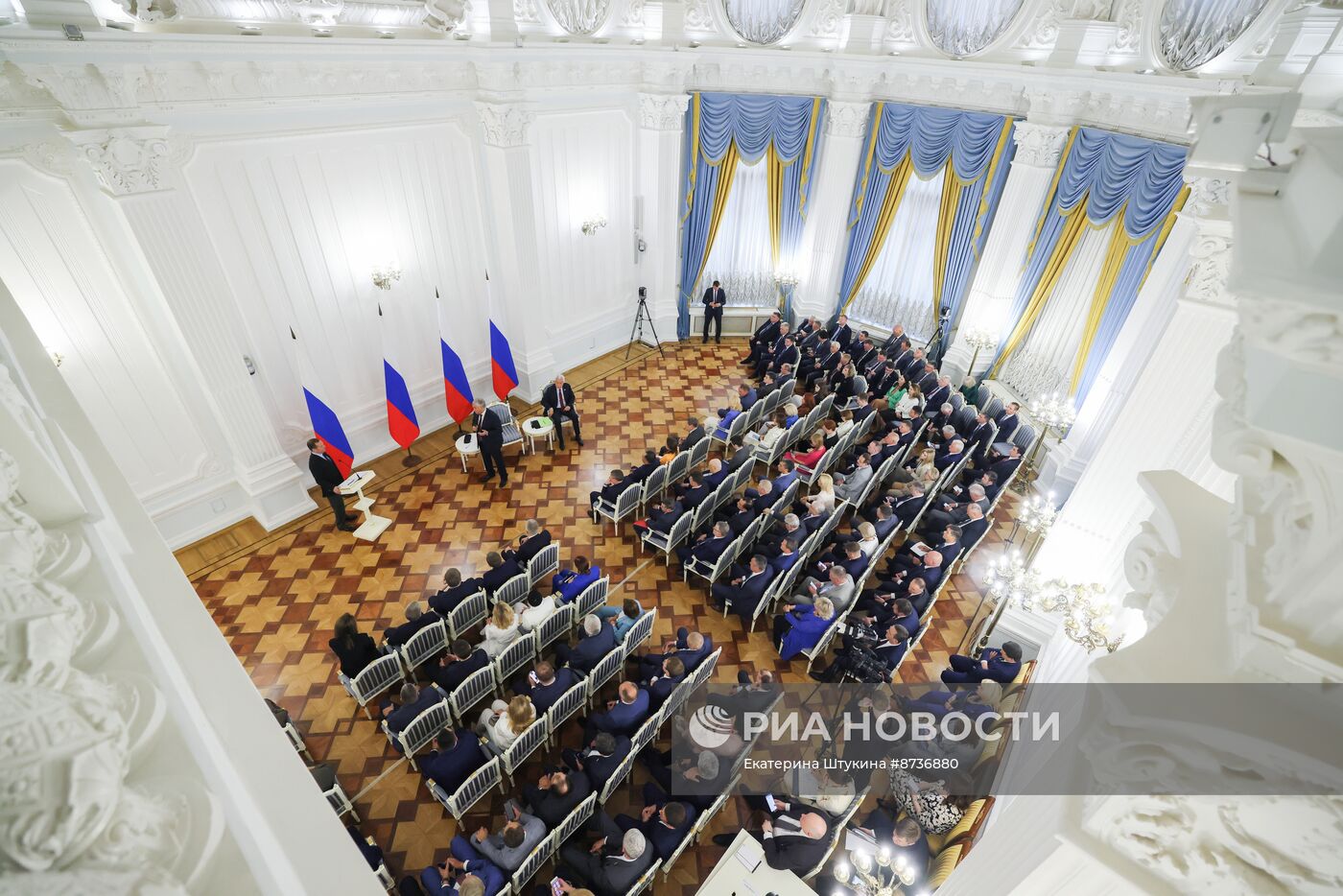 Д. Медведев встретился с членами фракции "Единая Россия" в ГД РФ