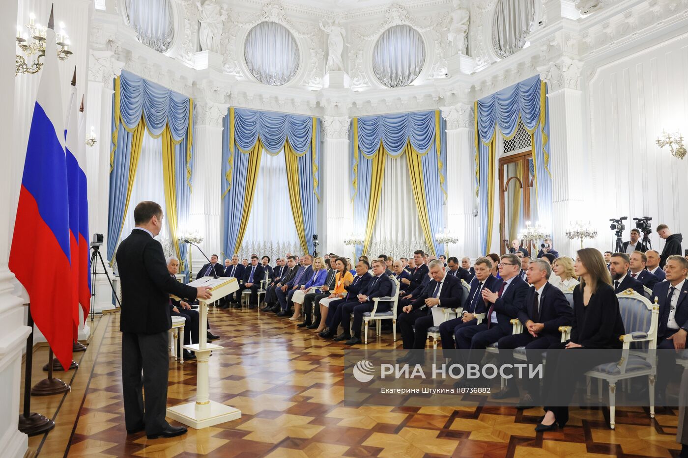 Д. Медведев встретился с членами фракции "Единая Россия" в ГД РФ