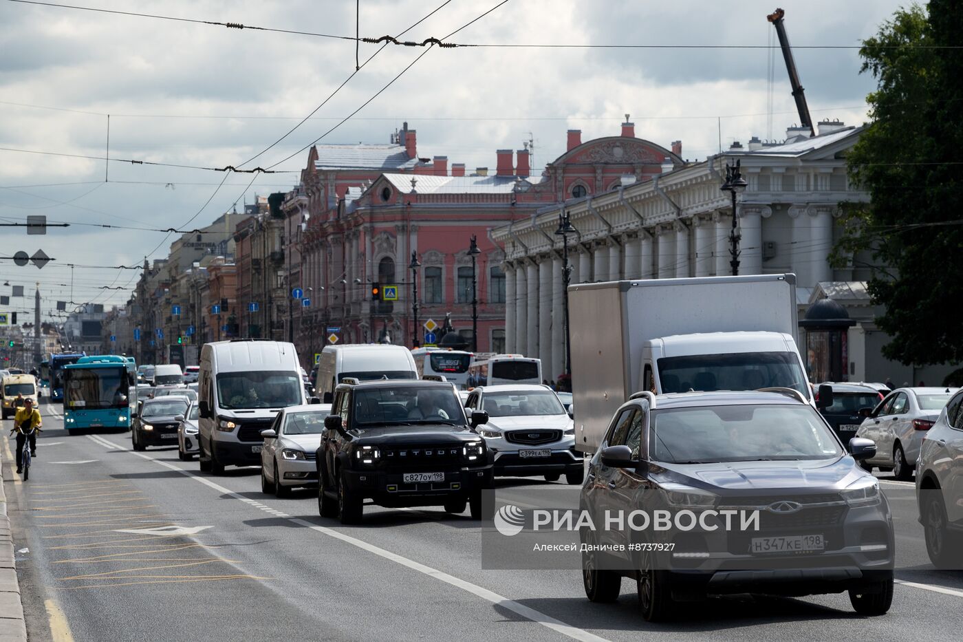 Просадка асфальта на Невском проспекте в Санкт-Петербурге