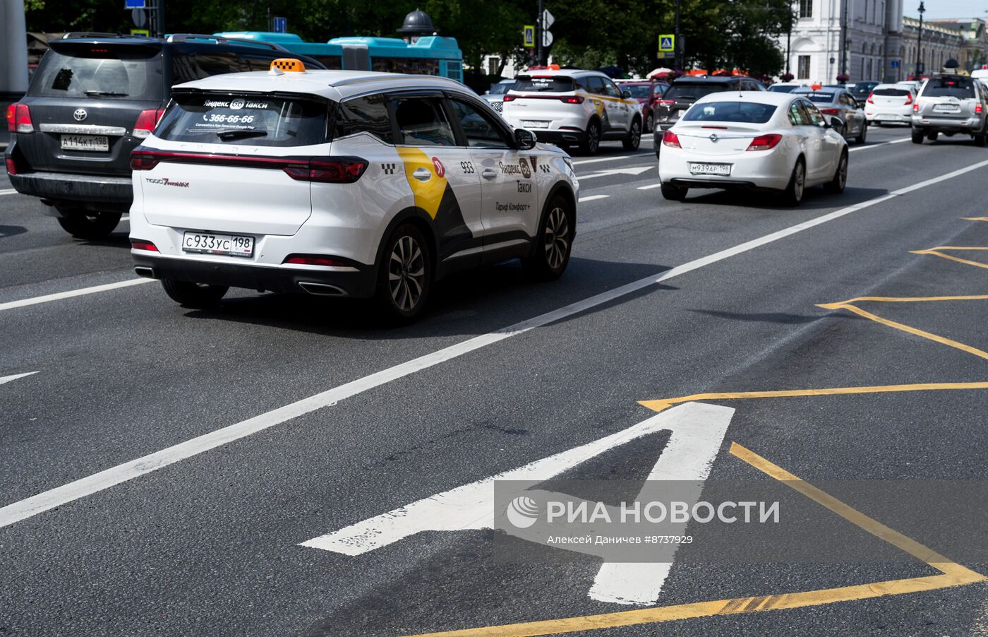 Просадка асфальта на Невском проспекте в Санкт-Петербурге