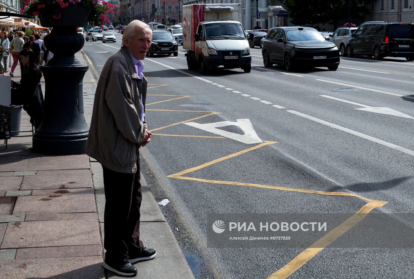 Просадка асфальта на Невском проспекте в Санкт-Петербурге