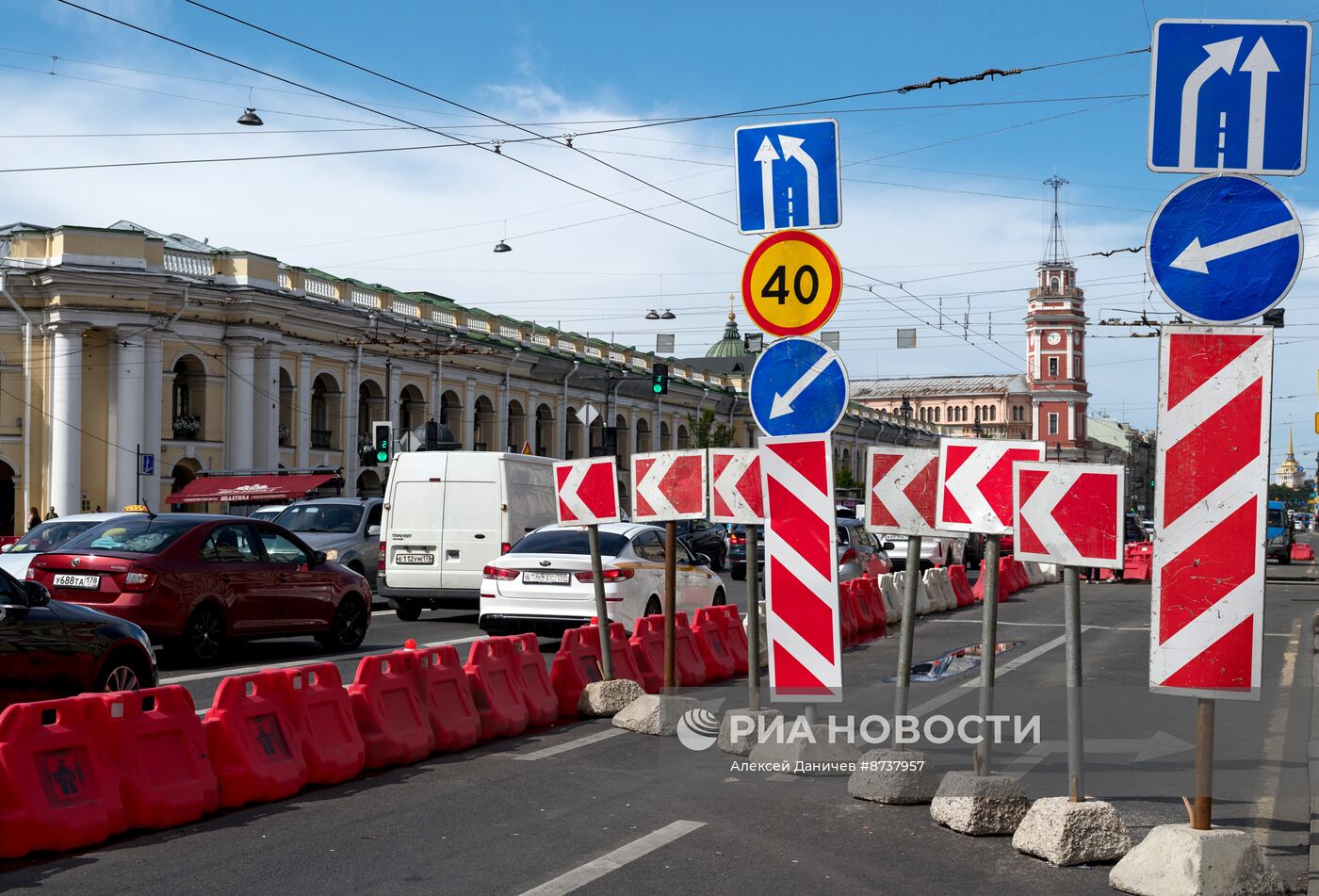 Просадка асфальта на Невском проспекте в Санкт-Петербурге