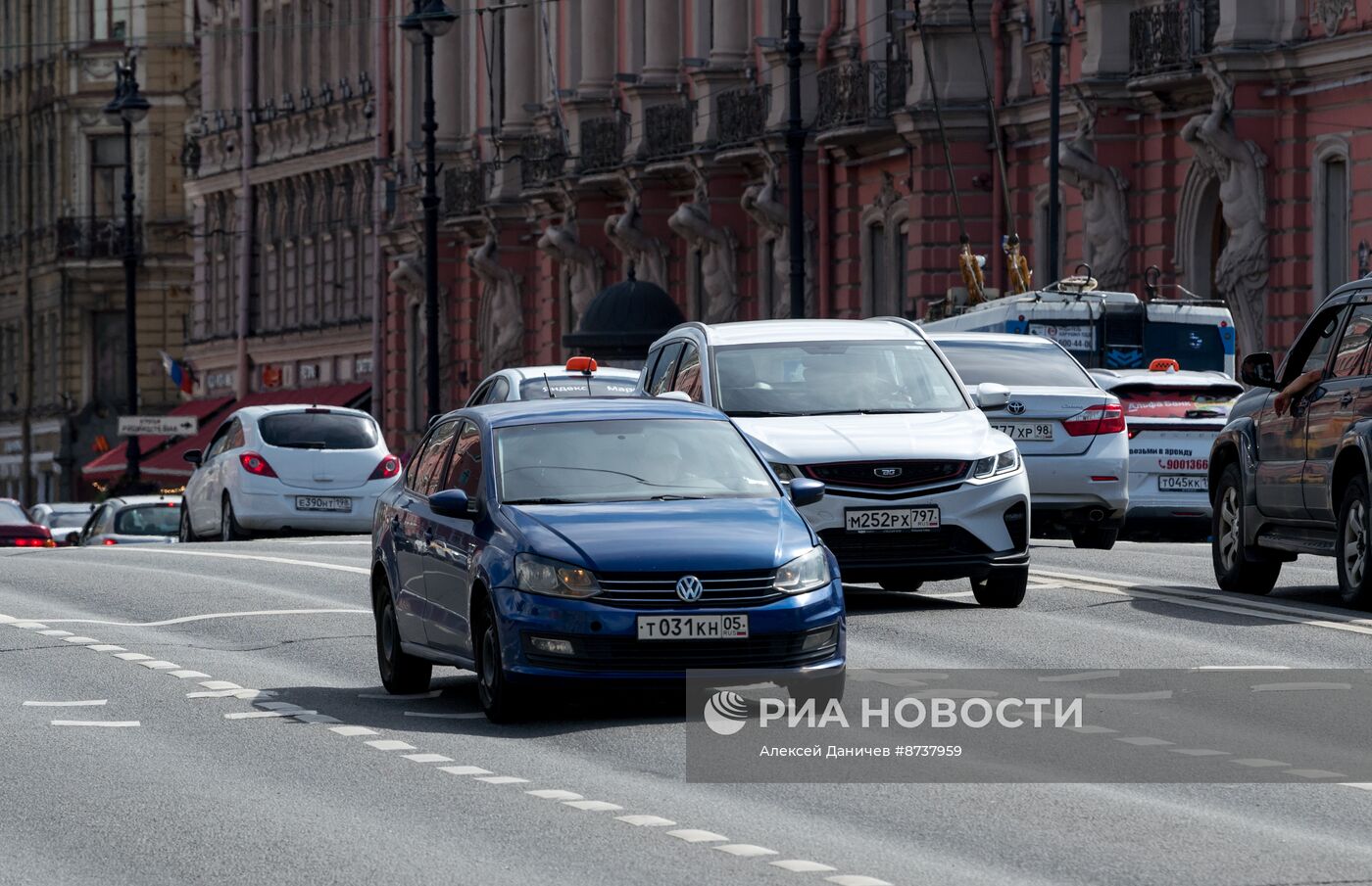Просадка асфальта на Невском проспекте в Санкт-Петербурге
