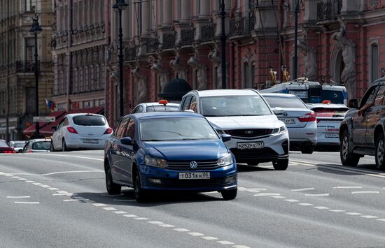 Просадка асфальта на Невском проспекте в Санкт-Петербурге