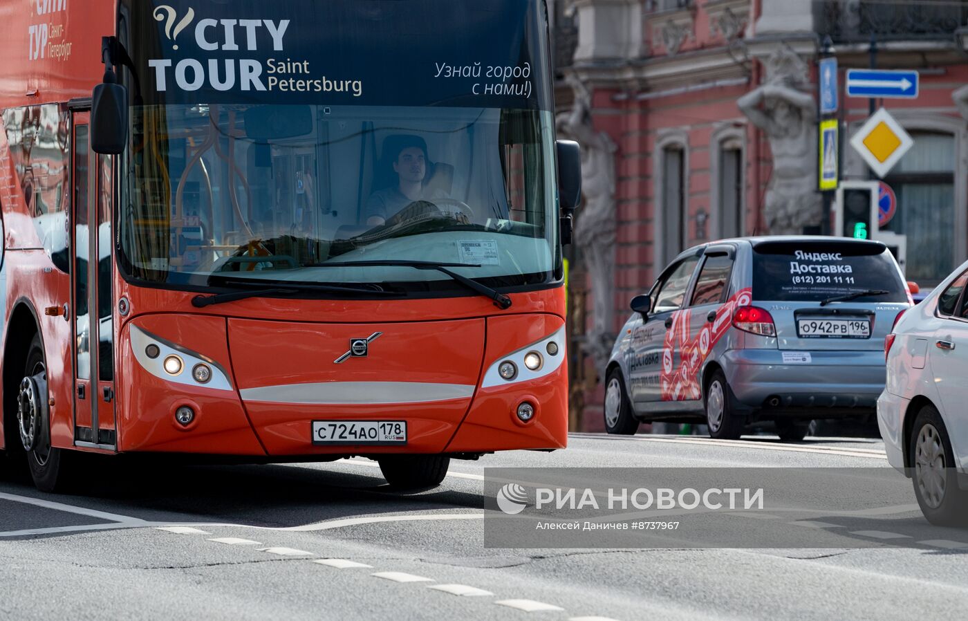 Просадка асфальта на Невском проспекте в Санкт-Петербурге