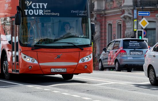 Просадка асфальта на Невском проспекте в Санкт-Петербурге