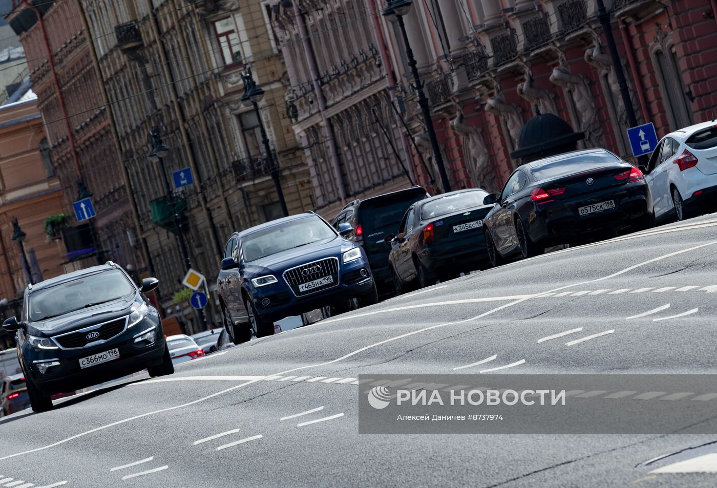 Просадка асфальта на Невском проспекте в Санкт-Петербурге