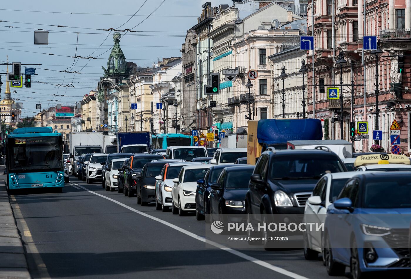 Просадка асфальта на Невском проспекте в Санкт-Петербурге