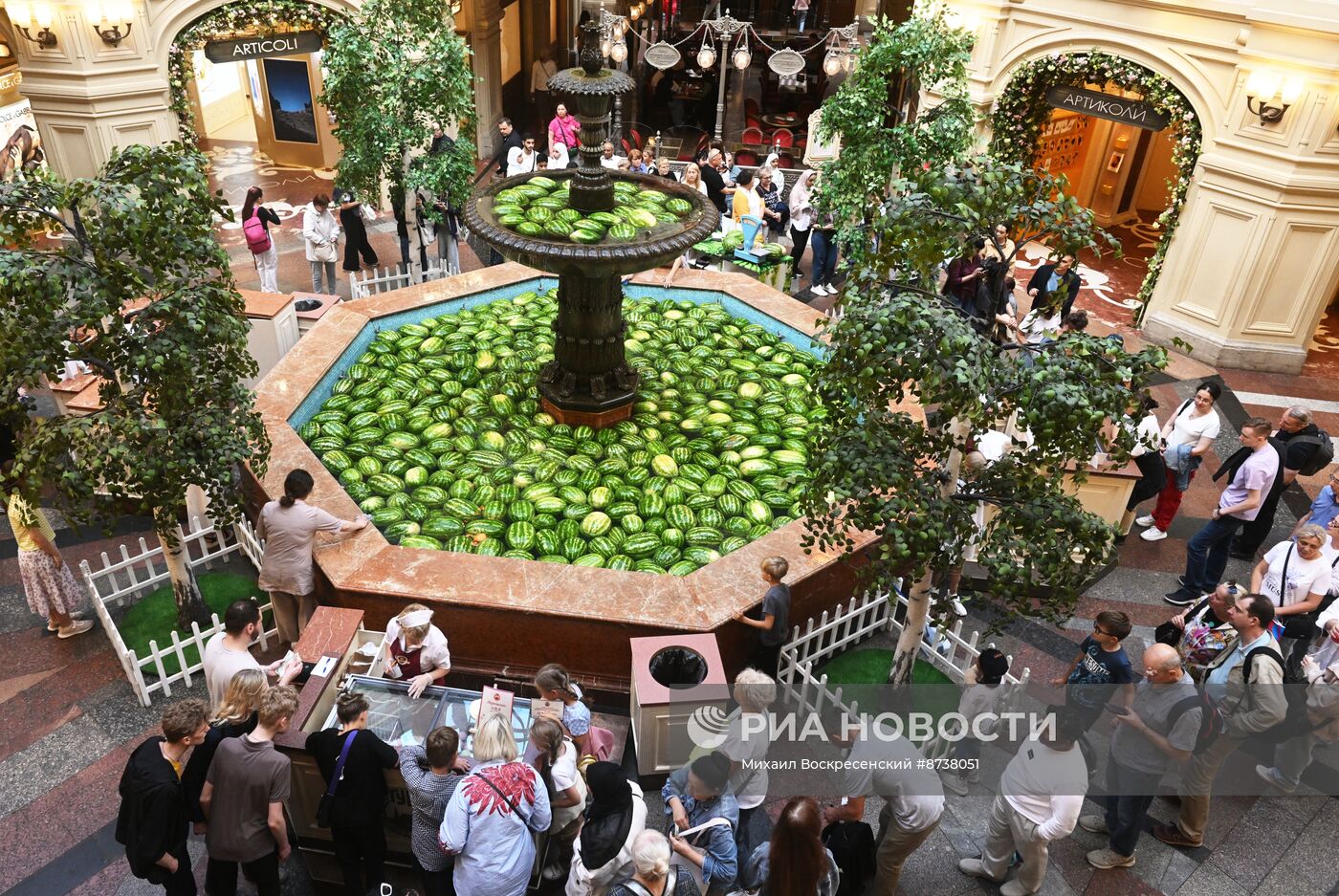 Старт сезона арбузов в ГУМе