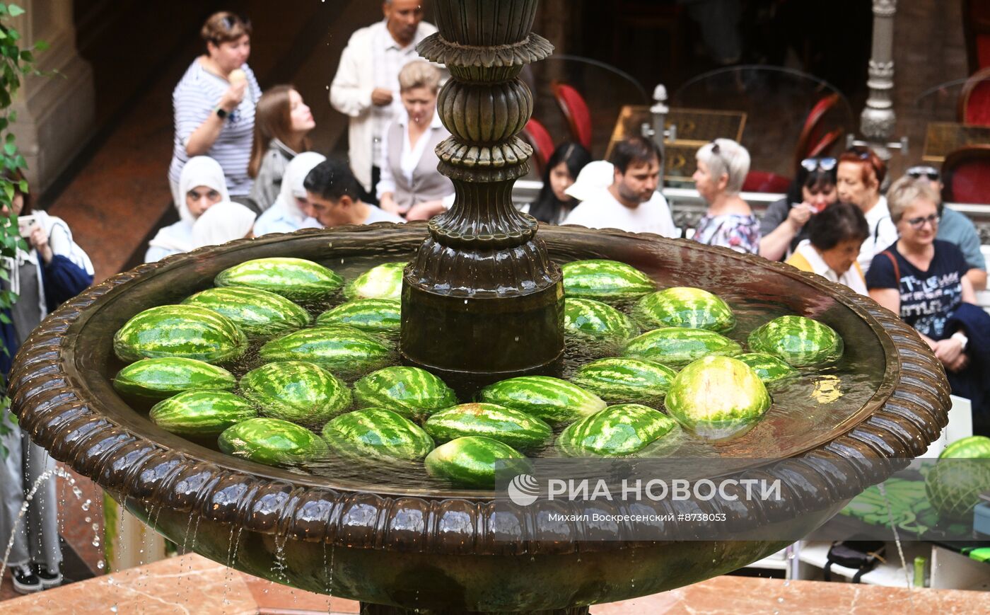 Старт сезона арбузов в ГУМе