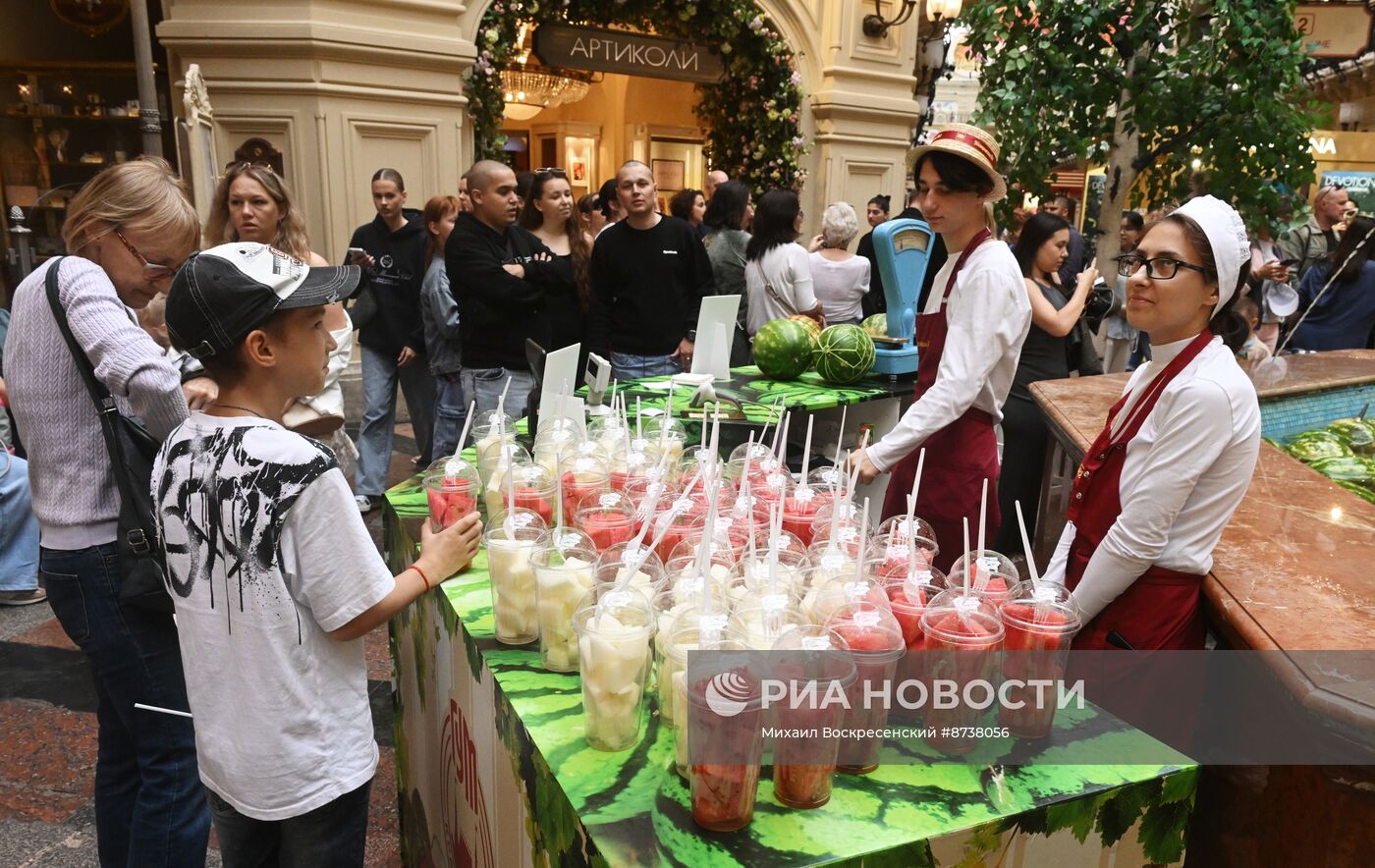 Старт сезона арбузов в ГУМе
