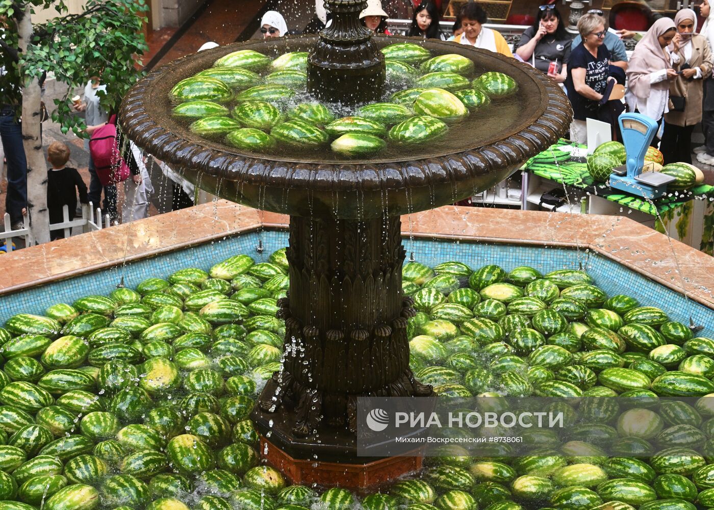 Старт сезона арбузов в ГУМе