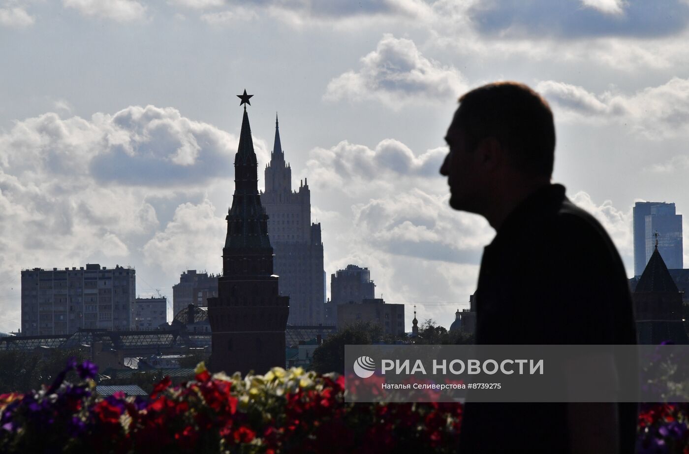 Водовзводная башня Московского Кремля и здание МИД РФ