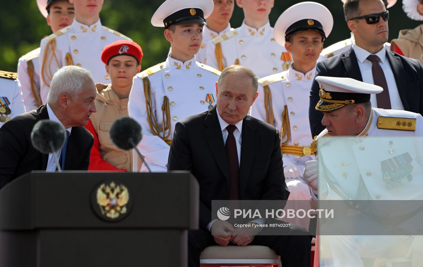 Президент Владимир Путин принял участие в Главном военно-морском параде