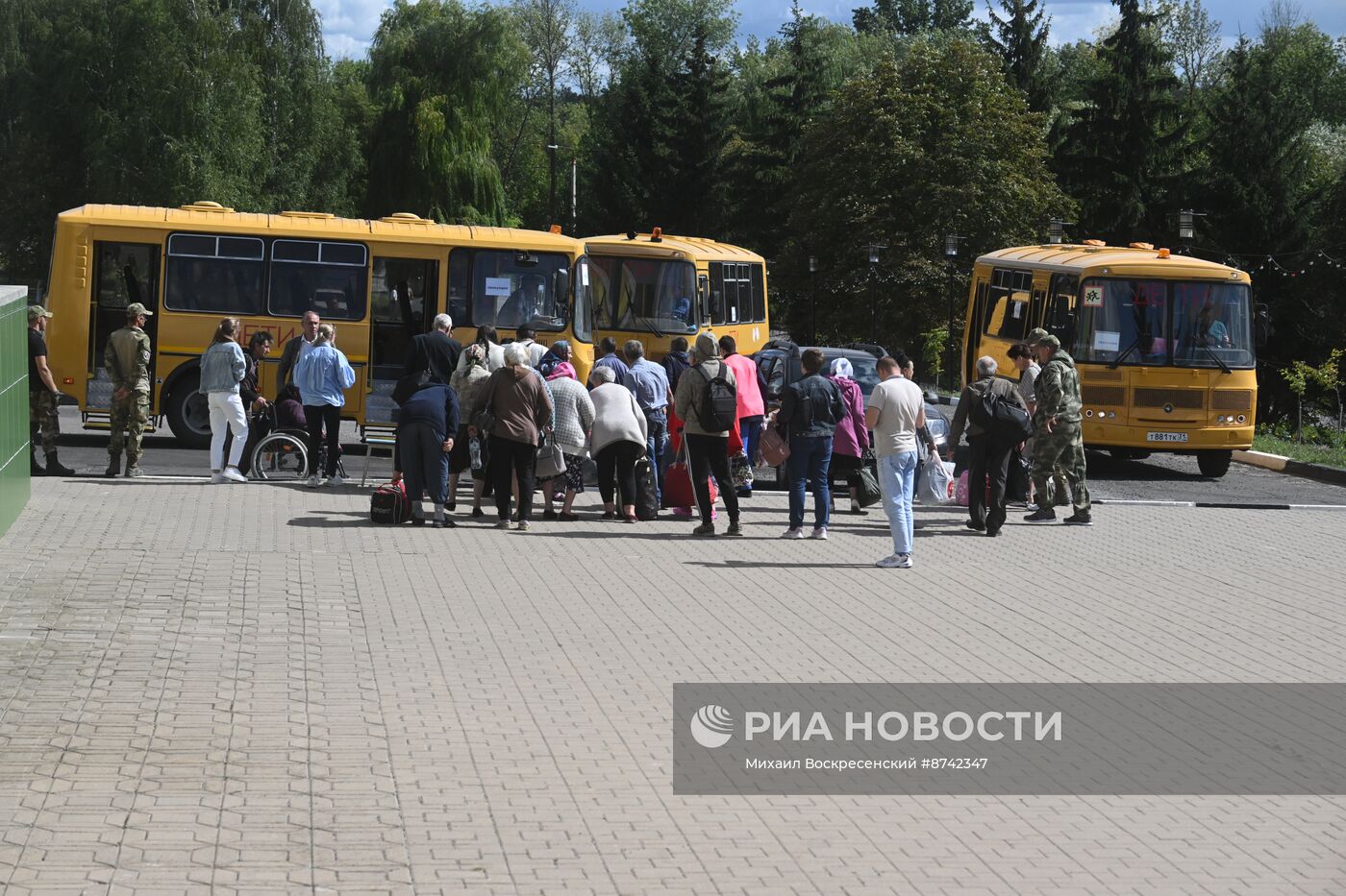 Эвакуация мирных жителей из Краснояружского района Белгородской области