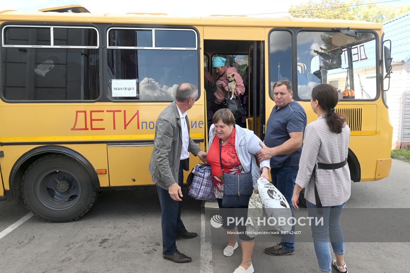 Эвакуация мирных жителей из Краснояружского района Белгородской области