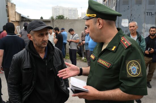 Рейд по проверке документов воинского учета у мигрантов, получивших гражданство РФ