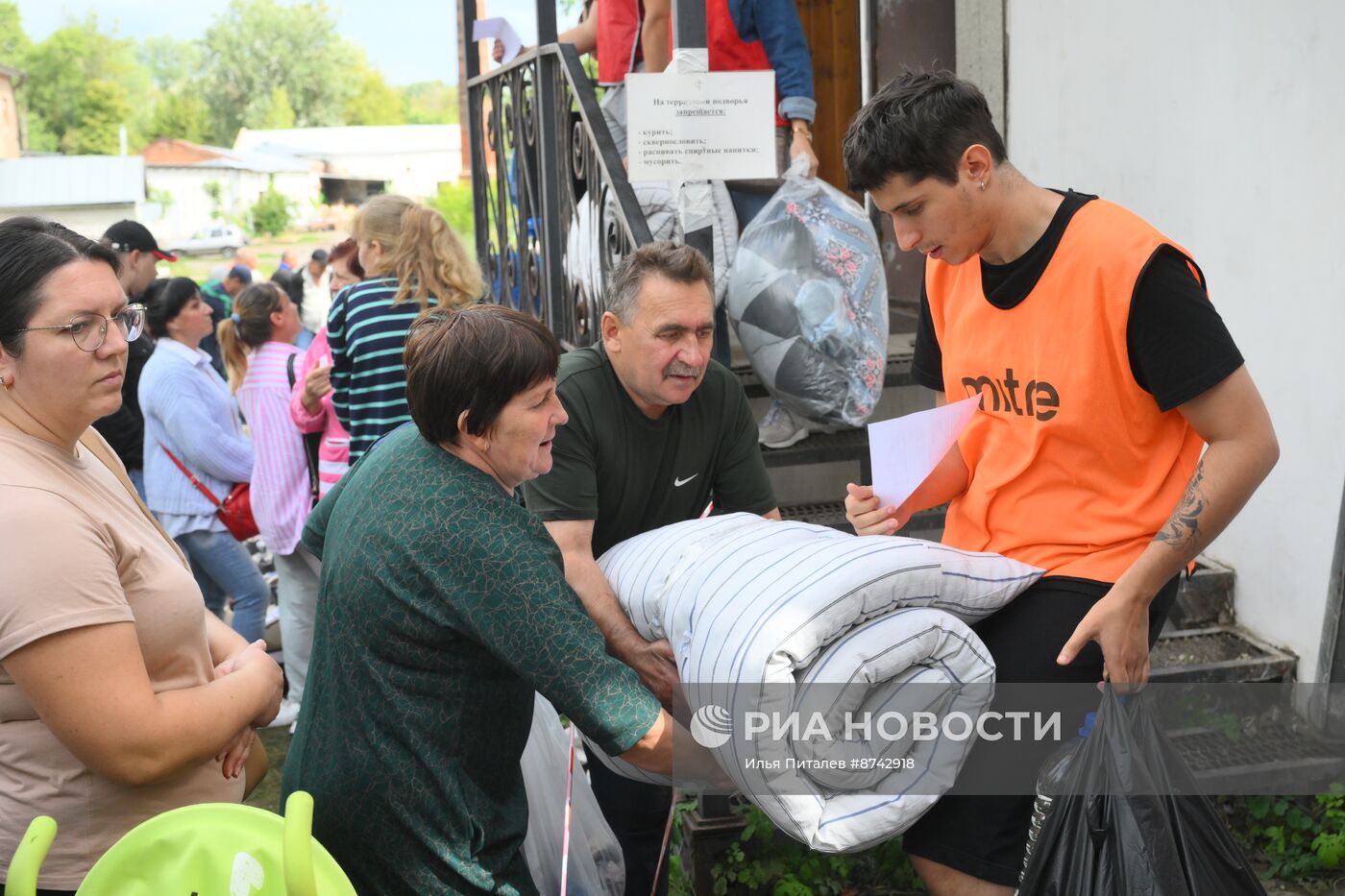 Пункт сбора гумпомощи для жителей Курской области