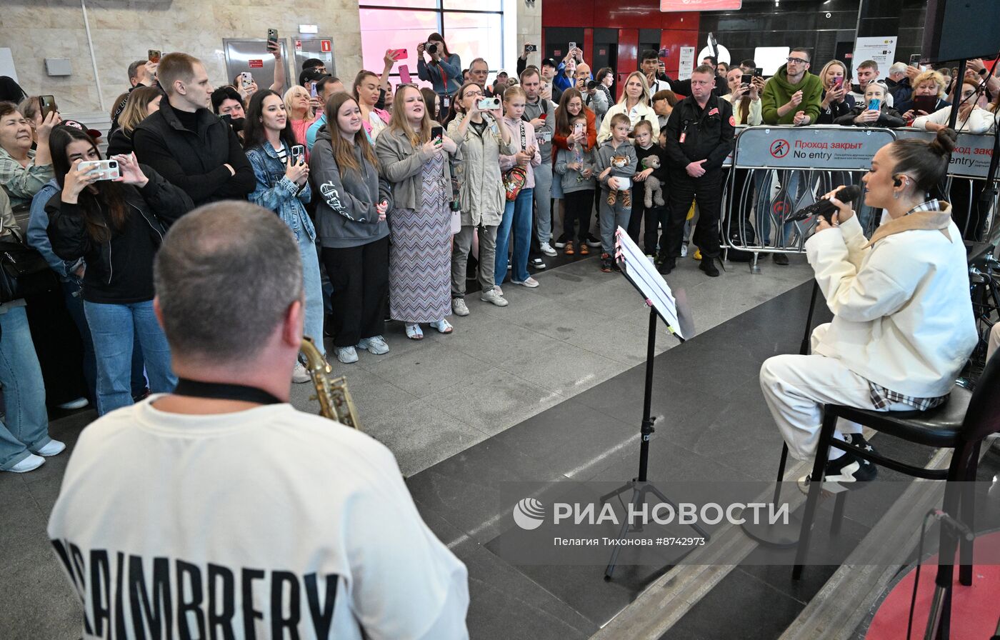 Выступление Мари Краймбрери в Московском метрополитене