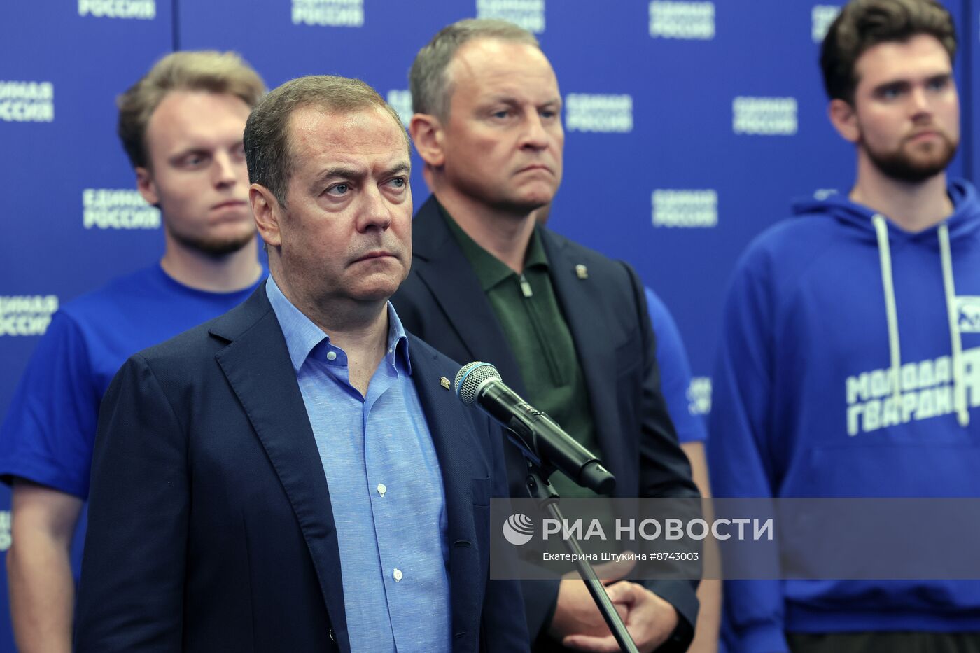 Зампред Совбеза РФ Д. Медведев провел совещание о ходе гуманитарной миссии Единой России в Курской области