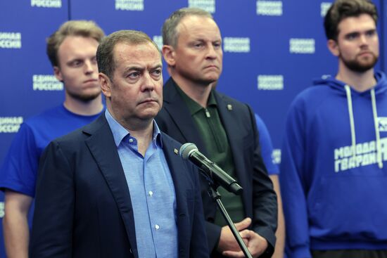 Зампред Совбеза РФ Д. Медведев провел совещание о ходе гуманитарной миссии Единой России в Курской области