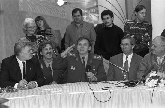 Пресс-конференция, посвященная съемке фильма "Ширли-Мырли"