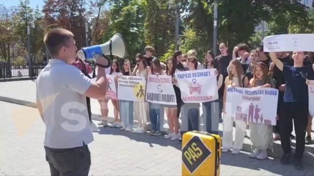 Представители оппозиции принесли Майе Санду чемодан и билет на самолет до Брюсселя