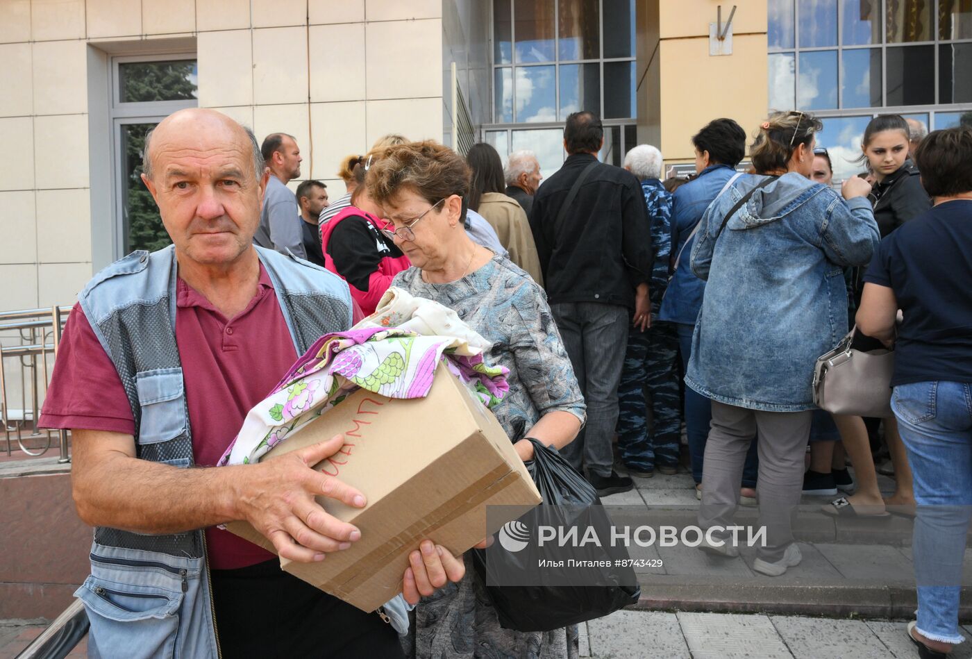 Раздача гумпомощи эвакуированным жителям Курской области