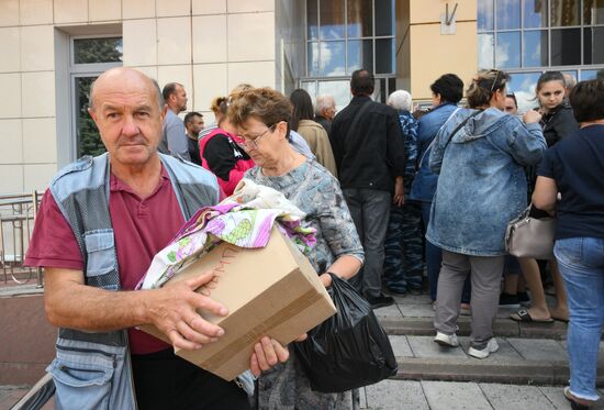 Раздача гумпомощи эвакуированным жителям Курской области