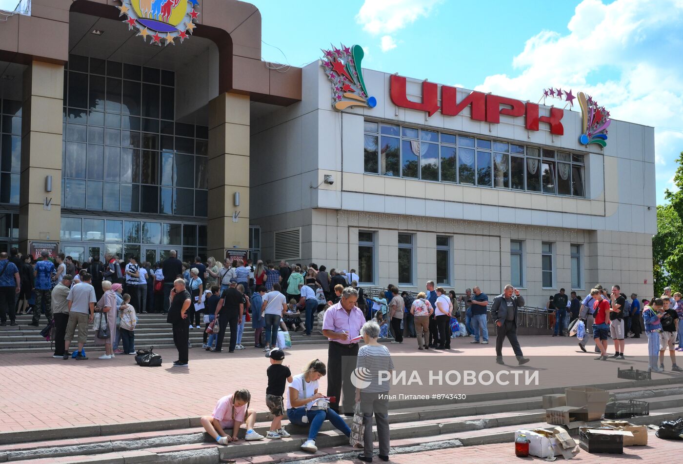 Раздача гумпомощи эвакуированным жителям Курской области