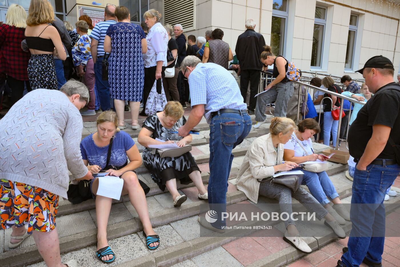 Раздача гумпомощи эвакуированным жителям Курской области