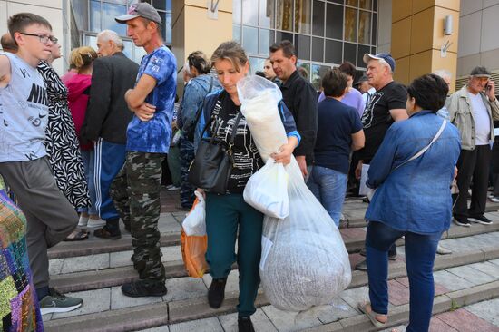 Раздача гумпомощи эвакуированным жителям Курской области