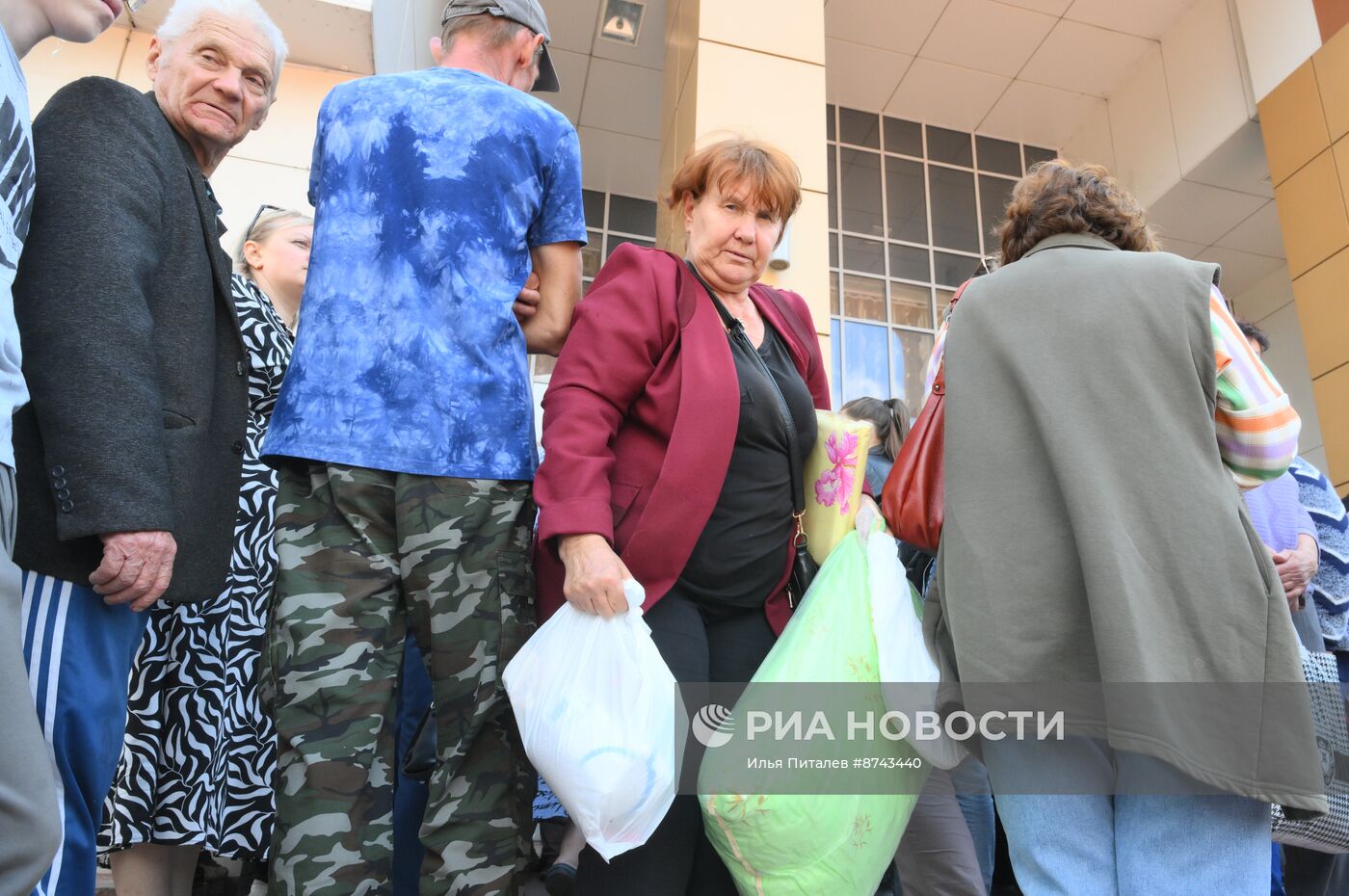 Раздача гумпомощи эвакуированным жителям Курской области