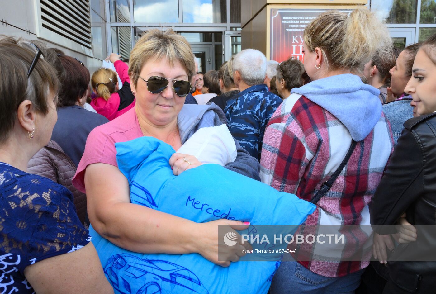 Раздача гумпомощи эвакуированным жителям Курской области