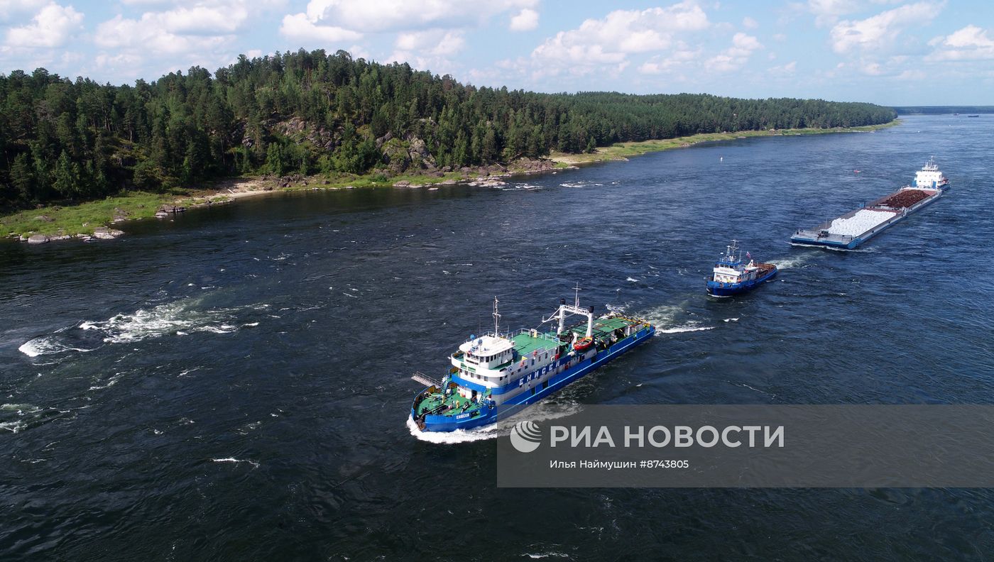 Работа речного буксира-туера "Енисей" в Красноярском крае
