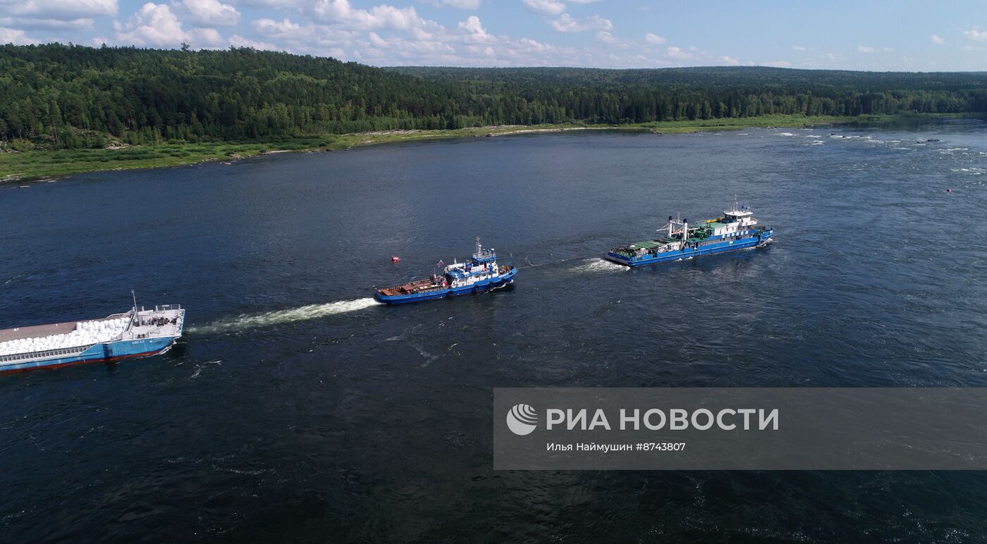 Работа речного буксира-туера "Енисей" в Красноярском крае