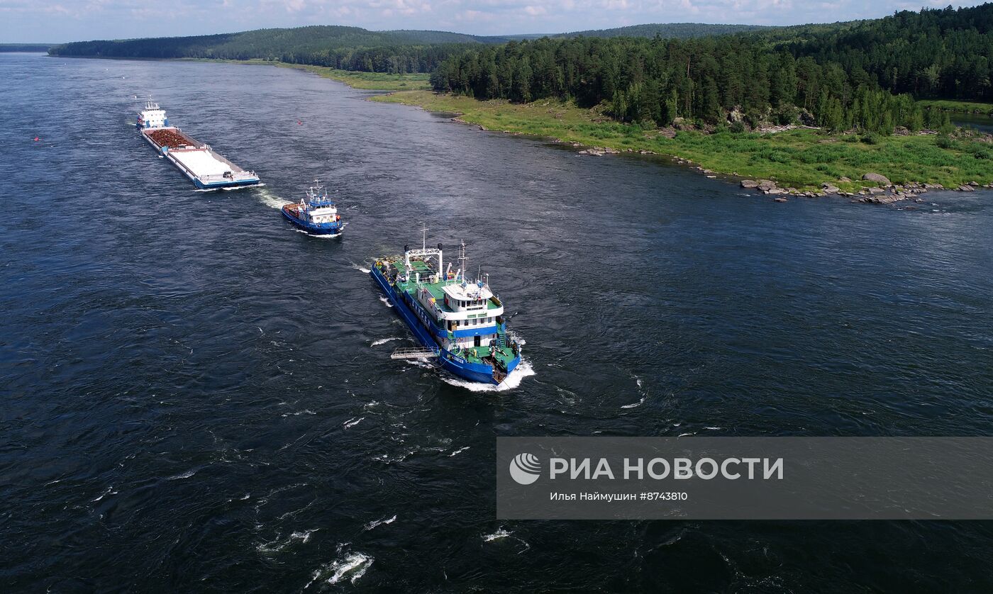 Работа речного буксира-туера "Енисей" в Красноярском крае